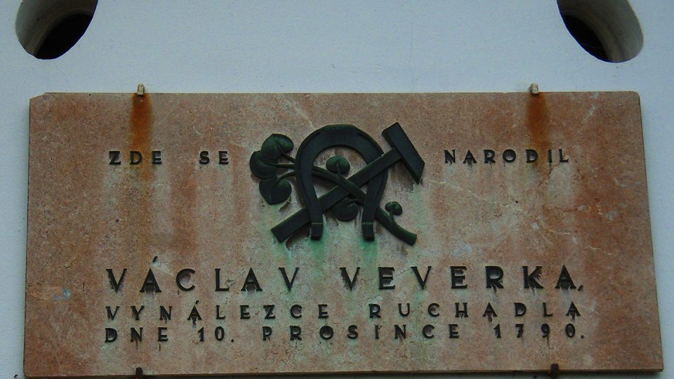 Pamětní deska Václavu Veverkovi na bývalé kovárně, domek bratranců Veverkových zůstal zachován jako jeden z mála z původního Rybitví