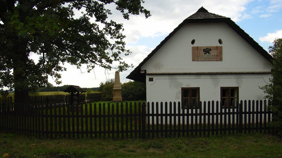 V turistických mapách často najdeme název Rodný dům bratranců Veverkových. Ve skutečnosti se v bývalé kovárně narodil pouze Václav Veverka