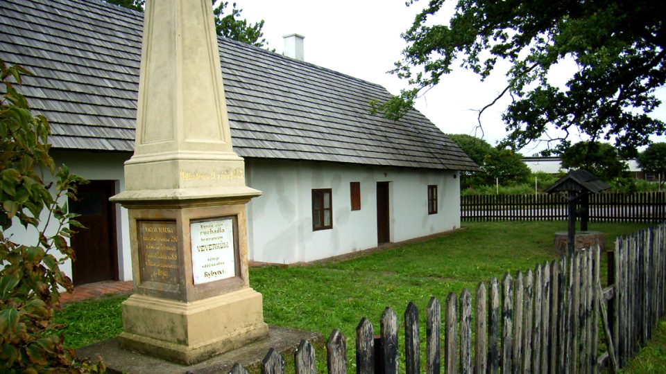 Vynálezcům ruchadla bratrancům Veverkům věnuje vděčná obec Rybytví - nápis na pomníku na dvoře domku, odhalený v roce 1883