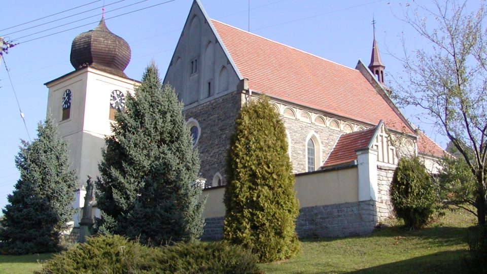 Kostel sv. Zikmunda se zvonicí