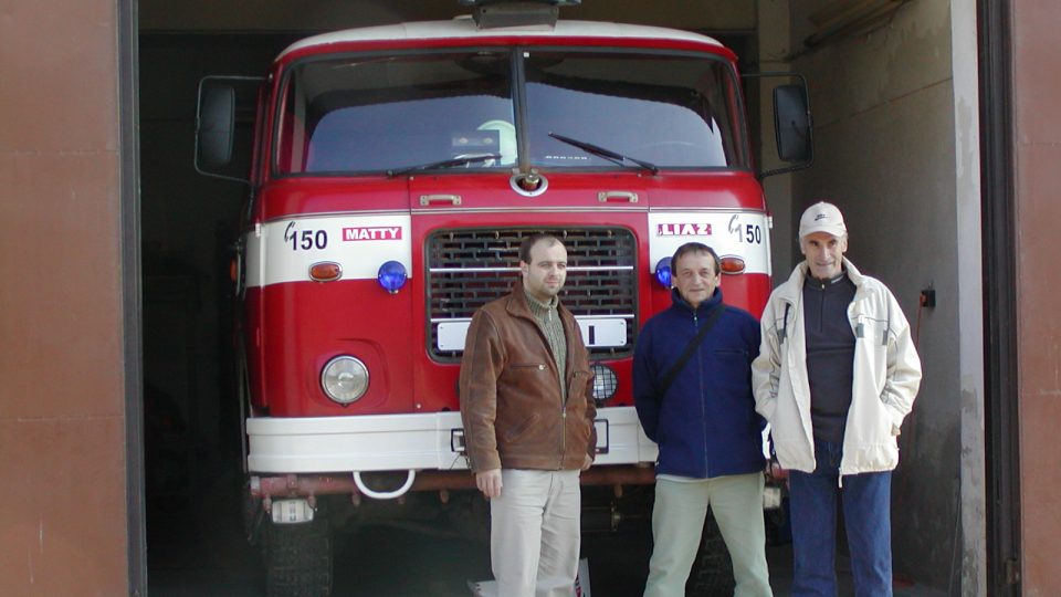 Pánové Diblík, Vondráček a Felcman před zbrusu novým hasičským vozidlem