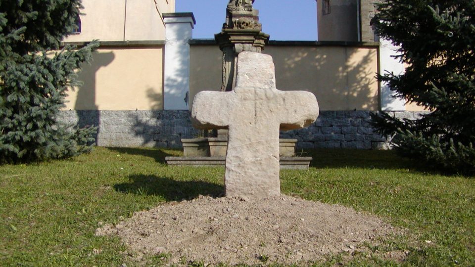 Zrestaurovaný Smírčí kříž před kostelem se na místo vrátil díky usilí profesora Vladimíra Preclíka