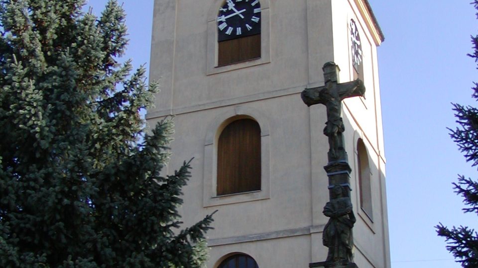 Zvonice kostela sv. Zikmunda se Smírčím křížem