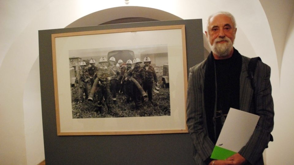 Jindřich Štreit na výstavě svých fotografií v domě U Kamenného zvonu