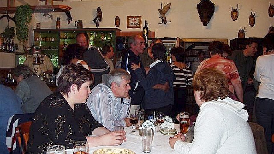 Jedna ze společenských akcí v restauraci Myslivna, kterou si tisovští myslivci přestavěli z bývalé Plíhalovy hospody
