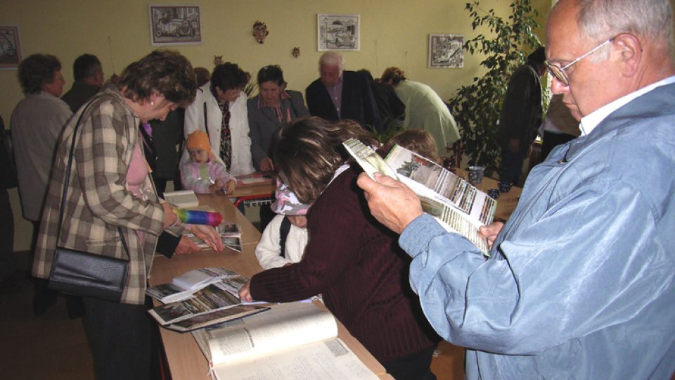 V bývalé škole byl na srazu rodáků velký zájem o výstavu kronik, fotografií, třídních knih a výkazů