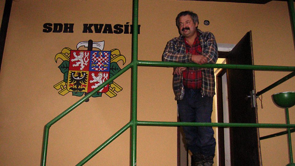 V klubovně kvasínských hasičů nás uvítal jejich starosta Josef Hrníčko
