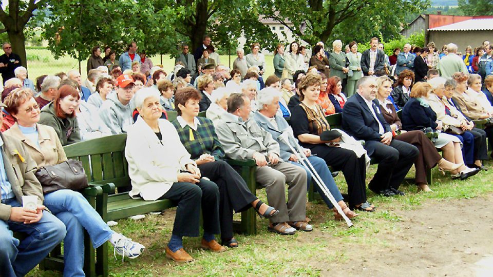 V novém areálu u obecního úřadu v Dřeveši  sledovaly  bohatý program na srazu rodáků asi tři stovky diváků