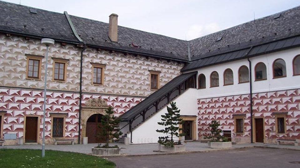 Renesační zámek se sídlem obecního úřadu v Tatenici