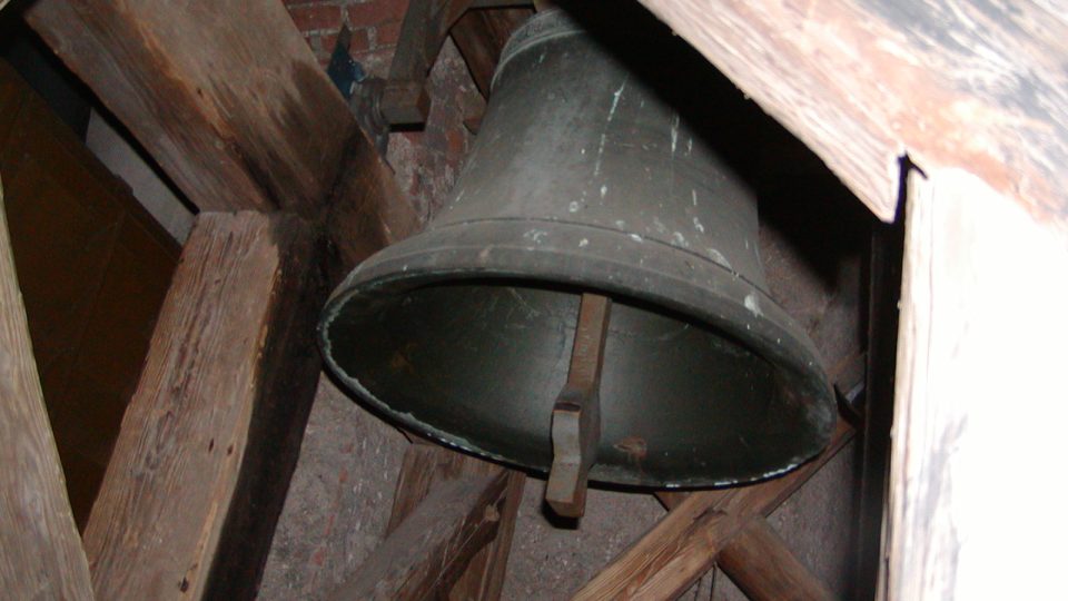 Větší zvon nesoucí jméno sv. Jana Křtitele a vážící 539 kg se pravidelně ozývá z věže kostela sv. Jana Křtitele