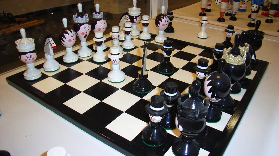 Šachy od Zdeňka Bukáčka z Krouny na hlinecké výstavě Vánoce v muzeu