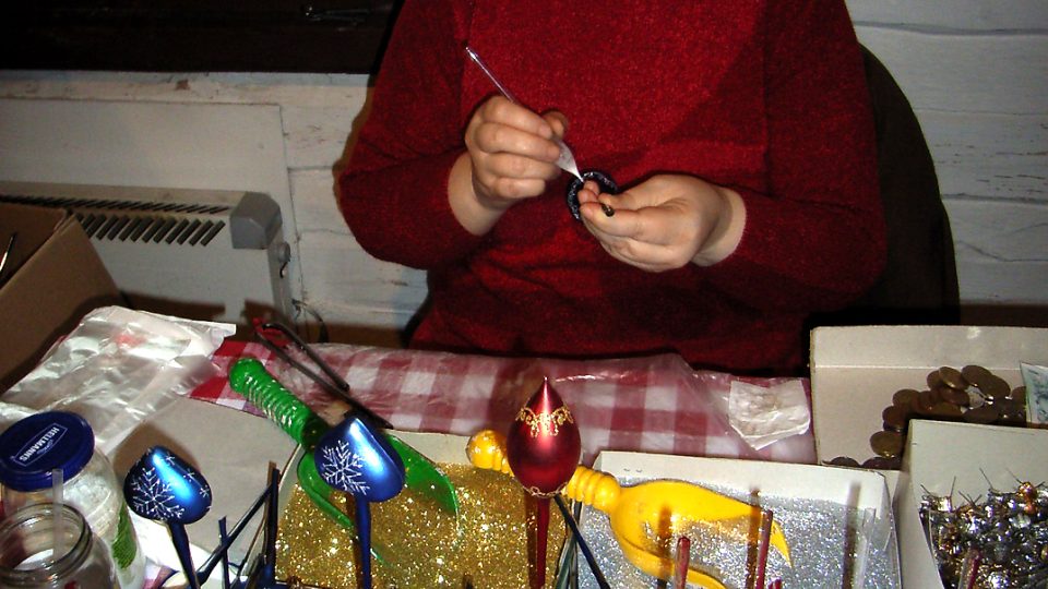 Ve vánočním Betlémě předvádí Zdeňka Málková z Horního Bradla tradiční malování ozdob