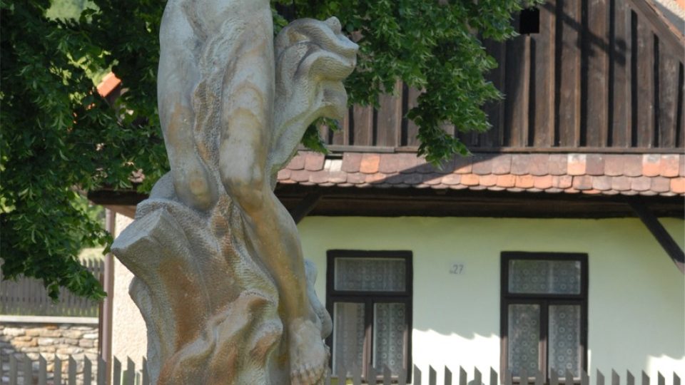 Památník padlým, socha má podobu padlého syna Václava Klofáče Jaroslava