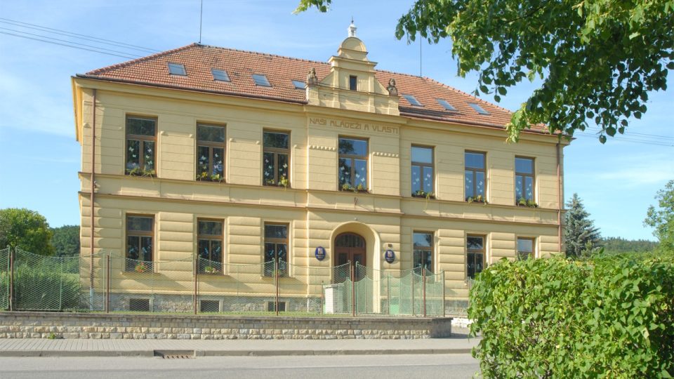 Škola v Dobříkově z roku 1912, o jejíž postavení se rovněž zasloužil poslanec Klofáč