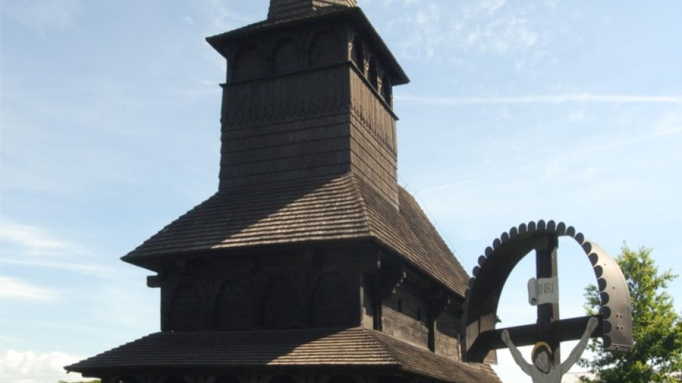 Vzácný dřevěný kostelík z roku 1669, který nechal senátor Klofáč převezt roku 1930 do Dobříkova z Podkarpatské Rusi