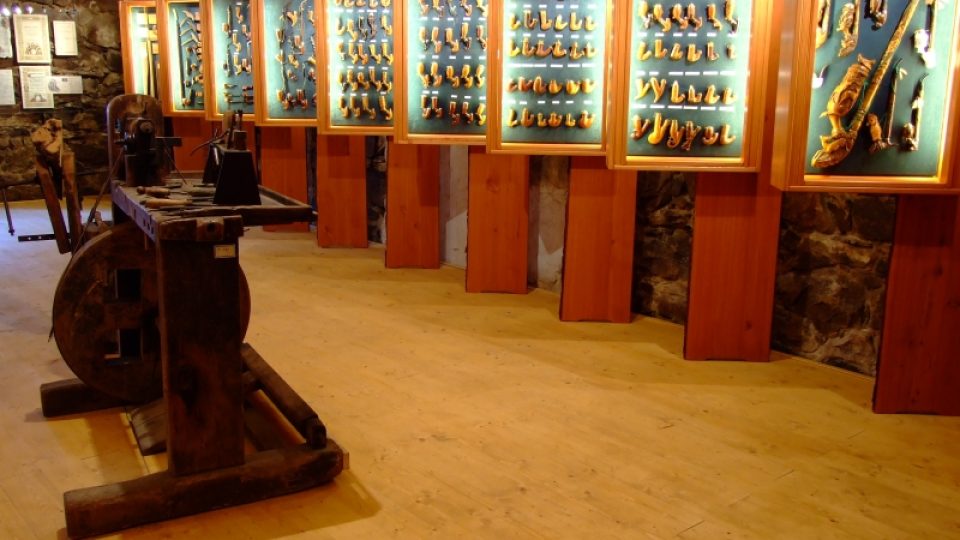 Muzeum dýmek v prostorách původního roubeného domku čp. 61 v Proseči na náměstí