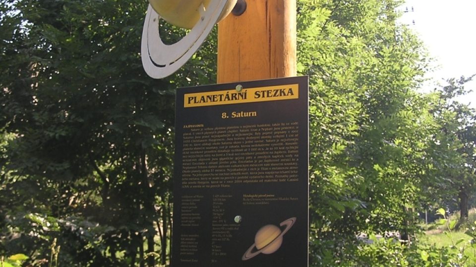 Planetární stezka v Proseči je první v České republice, kterou vytvořily děti