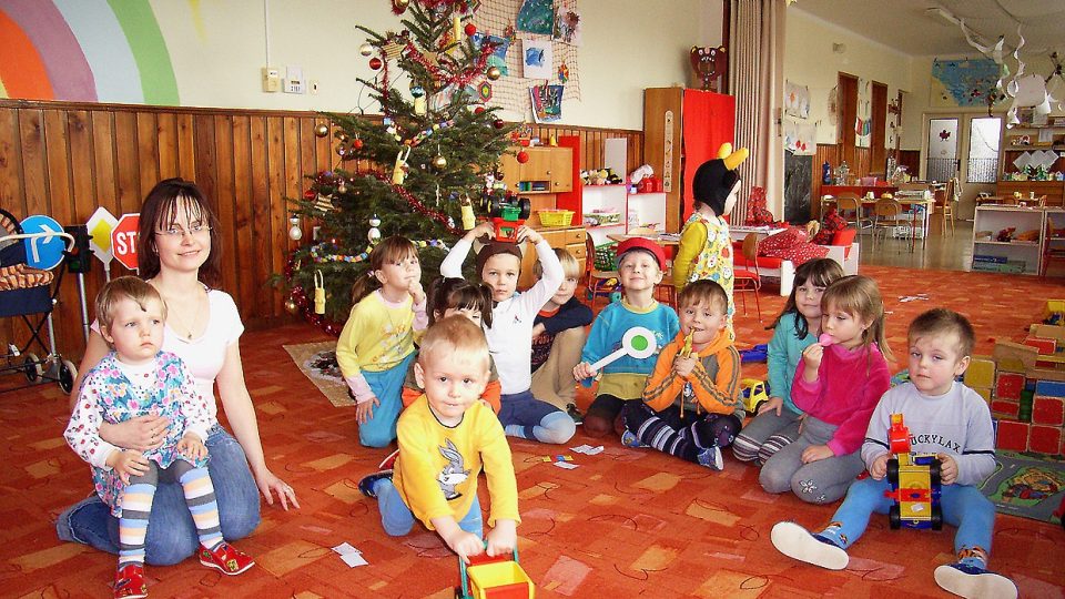 Podle učitelky Renáty Kalinové budou mít ve školce v Kojicích vánoční stromeček až do konce ledna, aby si ho děti užily