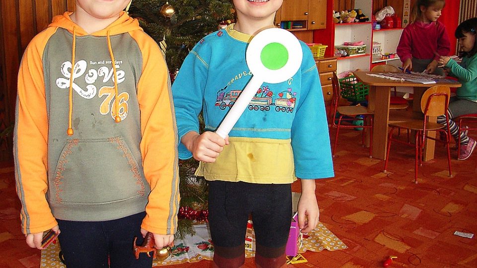 V mateřské školce v Kojicích se nám děti pochlubily těmi nejbáječnějšími vánočními dárky, třeba čepicí a plácačkou pro výpravčího