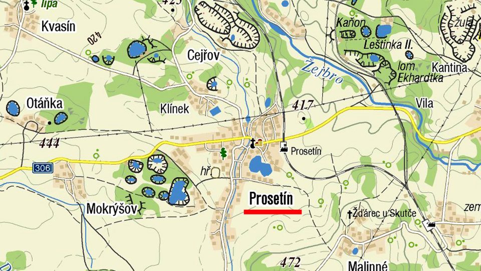 Na turistické mapě jsou vidět zatopené lomy u Prosetína