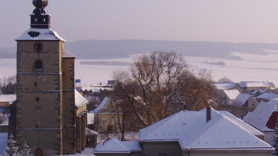 Kostel sv. Kateřiny s raně renesanční věží ve středu obce