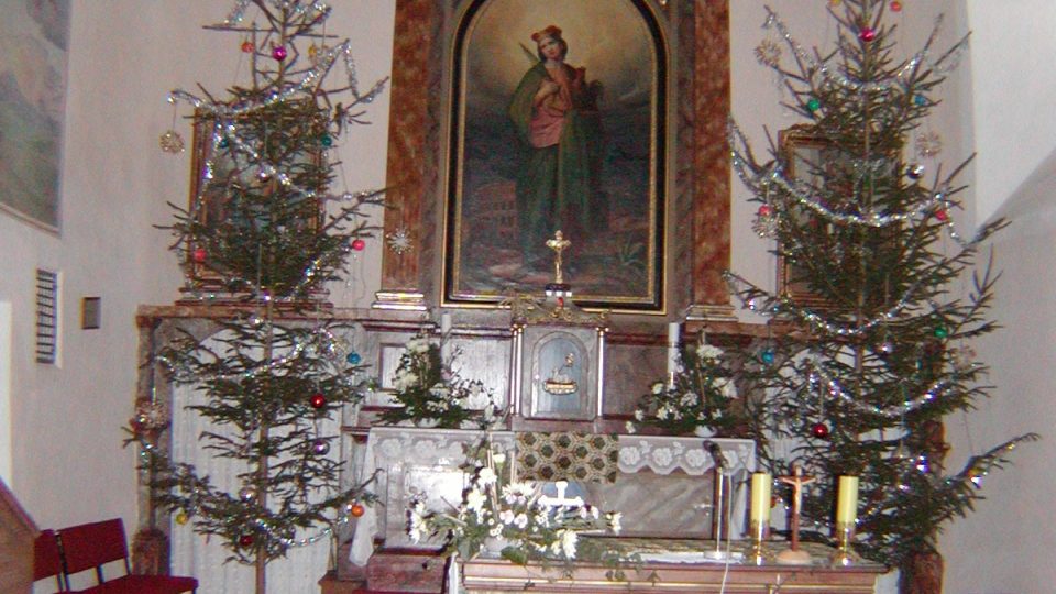 Slavnostně vyzdobený interiér kostela sv. Víta v Makově