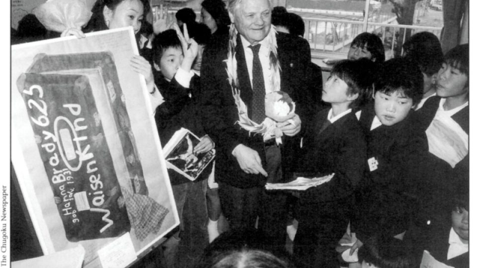 Jiří Brady, bratr Hany,  během návštěvy Tokijského centra pro studium holocaustu s Fumiko Išioka a japonskými dětmi