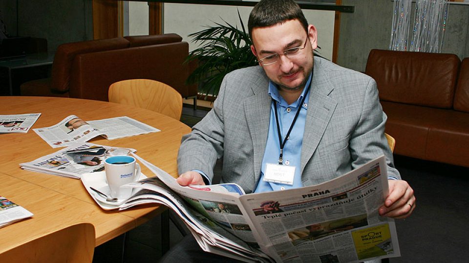 Michal Lukeš pročítá noviny