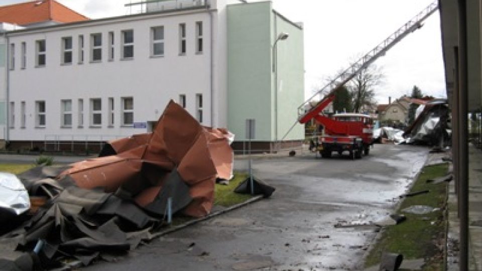Poškozená střecha v nemocnici v Městci Králové