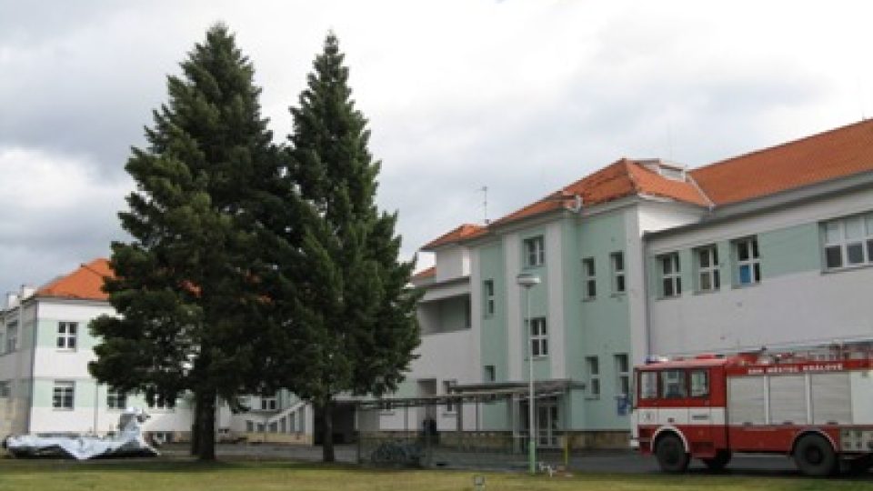 Poškozená střecha v nemocnici v Městci Králové