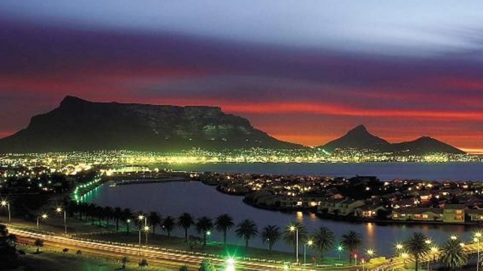 Překrásná zátoka Kapského města v noci