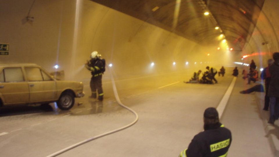 Cvičení záchranářů v klimkovickém tunelu