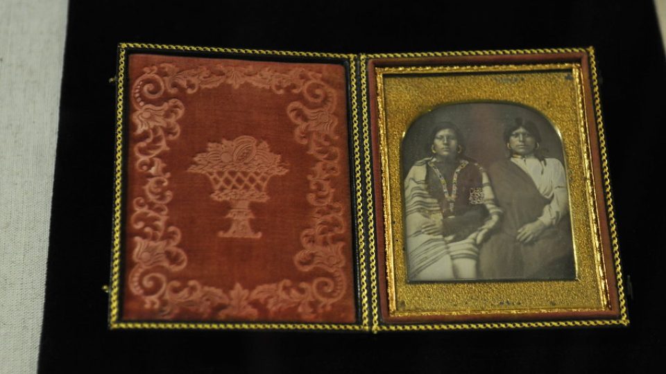 Dvouportrét severoamerických indiánských dívek