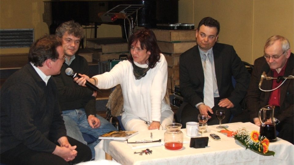 Rozhlasová chvilka: zleva - Zdeněk Tofel, Igor Horváth, Dagmar Misařová, Richard Piskala a Jan Rokyta