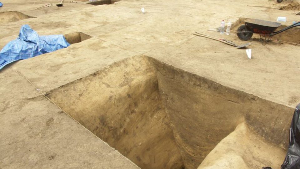 Archeologické výzkumy na obchvatu Kolína - odkryté příkopy většího rondelu