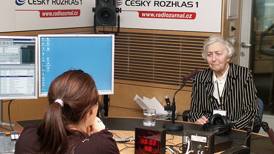 Věra Tichánková ve studiu Radiožurnálu
