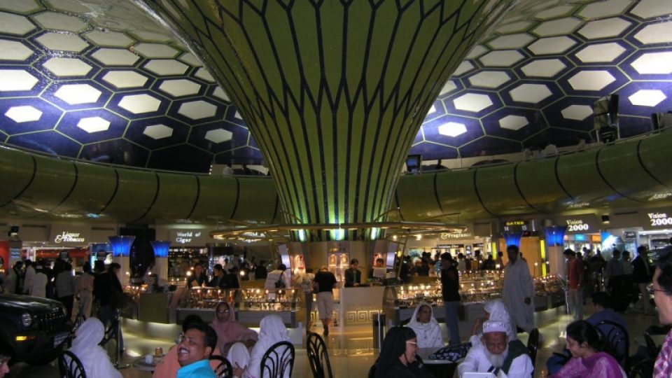 Pod palmu se místní posadí spíš už jen na letišti v Abú Dhabí