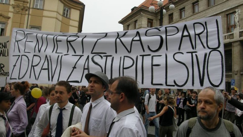 Happening umělců před pražským magistrátem