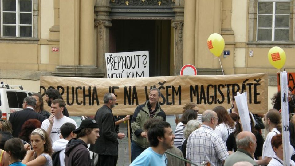 Happening umělců před pražským magistrátem