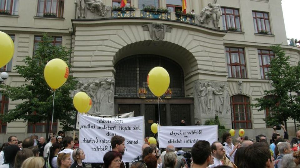 Happening umělců před pražským magistrátem