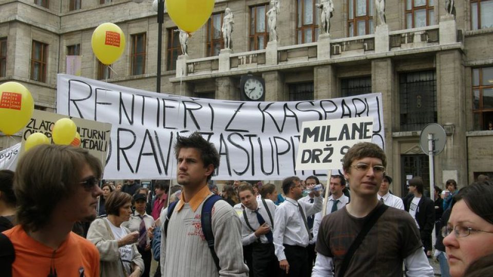 Happening umělců před pražským magistrátem