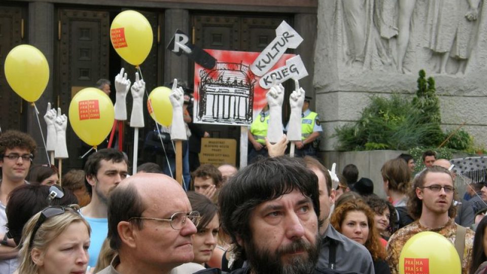 Happening umělců před pražským magistrátem