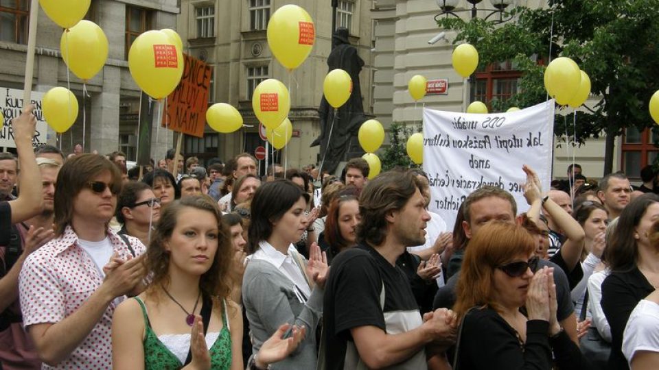 Happening umělců před pražským magistrátem