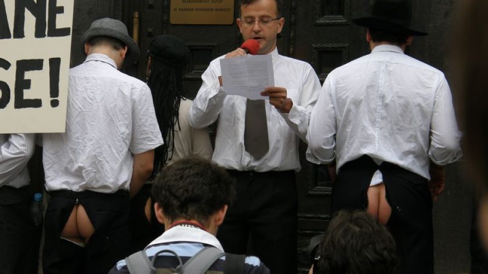 Happening umělců před pražským magistrátem