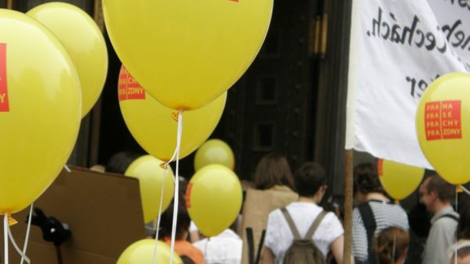 Happening umělců před pražským magistrátem