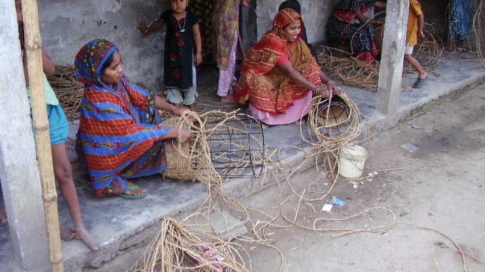 Pracovnice vplétají do drátěné konstrukce provázky z hogly (ASK Handicrafts, Bangladéš)