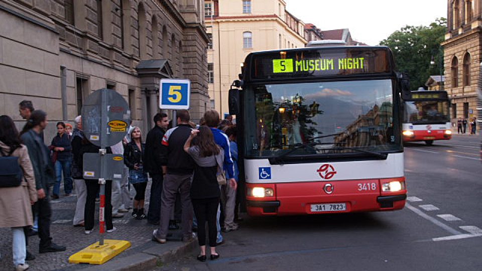 Autobus MHD, který zdarma vozil návštěvníky.