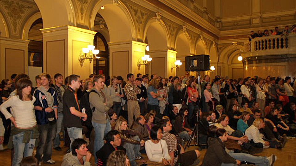 Návštěvníci Pražské muzejní noci pozorně sledují program, který pro ně v Rudolfinu připravil Český studentský orchestr.