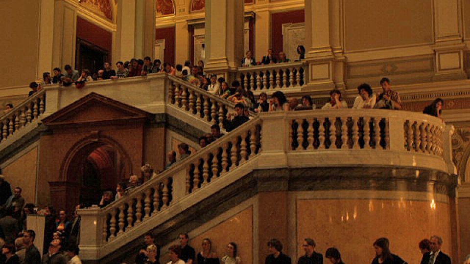 Pohled na obecenstvo na schodech.