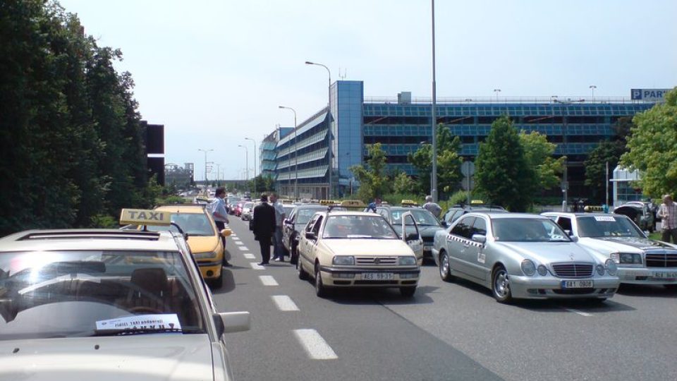 Stávka řidičů taxi na pražském letišti Ruzyně